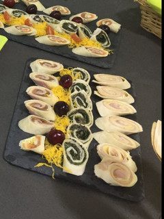 Una foto de Rollitos de salmón, tapenade y jamón de york