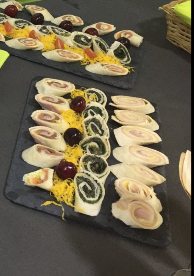 Una foto de Rollitos de salmón, tapenade y jamón de york