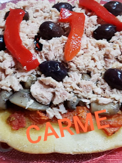 Una foto de Coca de Cuaresma con atún