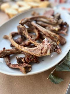 Una foto de Chuletas de cordero a la parrilla - en BBQ