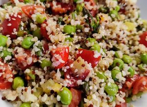 Foto di Bulgur e quinoa con asparagi, zucchine e piselli
