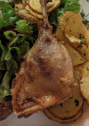 Foto de Perna de Frango e batatas frita às rodelas