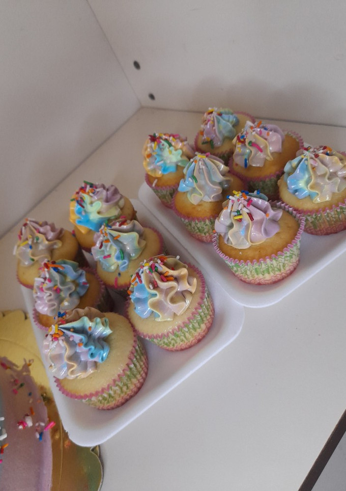 Una foto de Cupcakes de Vainilla Súper ESPONJOSOS 🥰