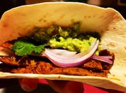 Una foto de tacos mexicanos con cilantro
