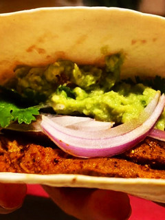 Foto principal de Tacos de presa ibérica estilo pibil con cebolla, cilantro, lima,salsa chipotle y guacamole 🇲🇽