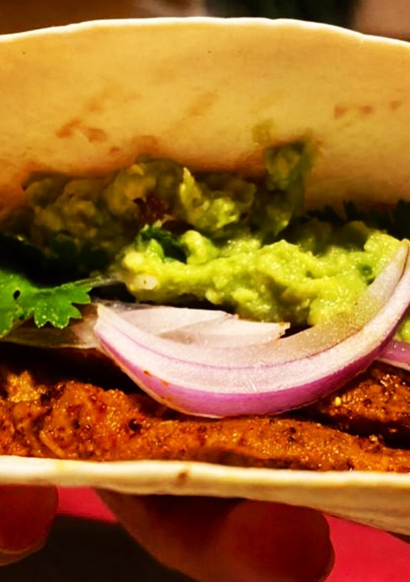Una foto de Tacos de presa ibérica estilo pibil con cebolla, cilantro, lima,salsa chipotle y guacamole 🇲🇽
