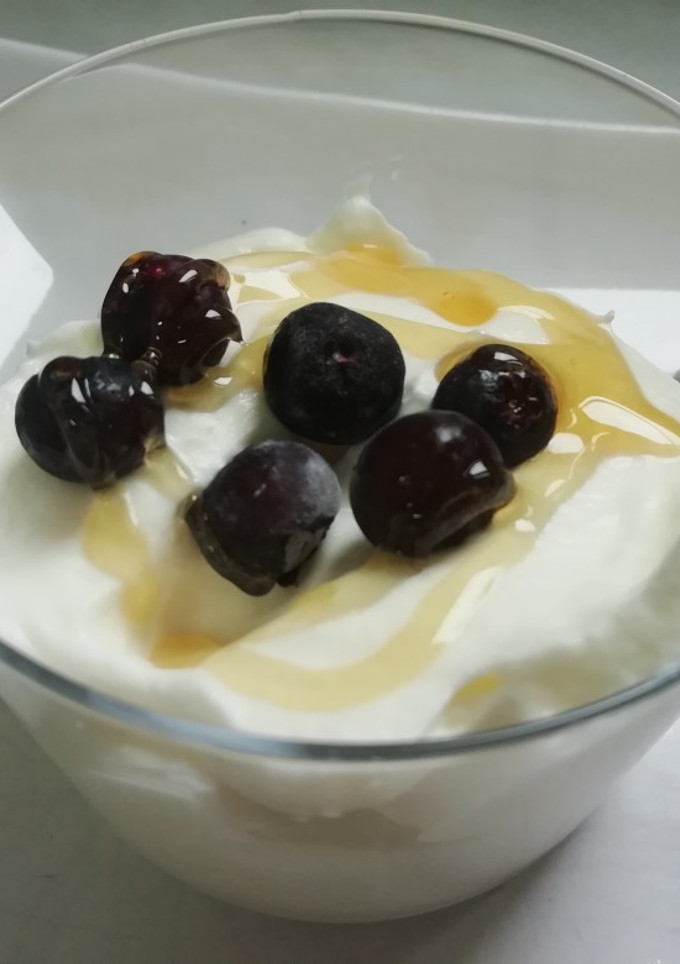 Una foto de Mousse de requesón, miel y arándanos