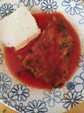 Tortitas de huevo con berros en salsa roja