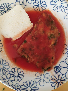 Una foto de Tortitas de huevo con berros en salsa roja