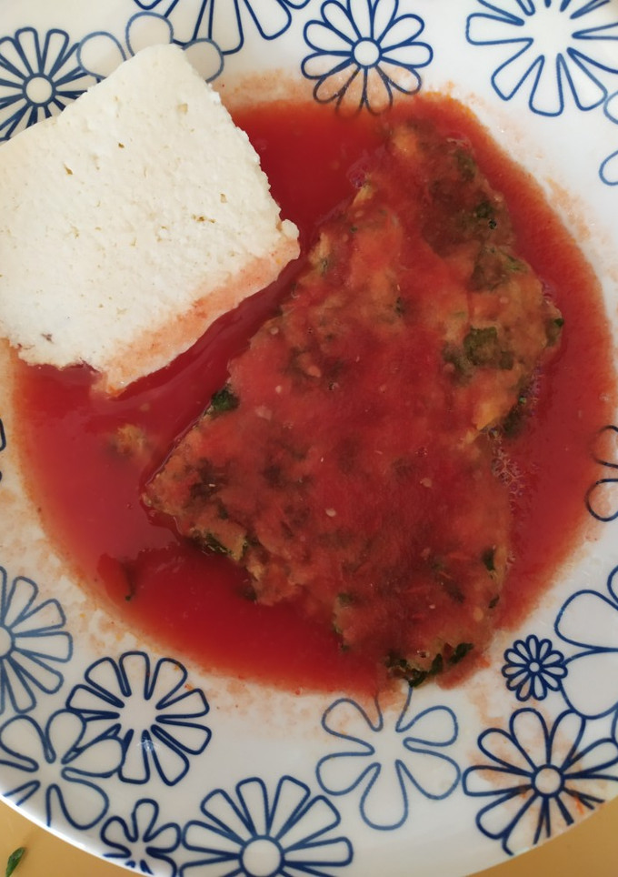 Una foto de Tortitas de huevo con berros en salsa roja