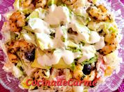 Una foto de ensalada de arroz con pasas