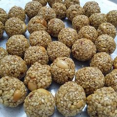 A picture of Till ladoo.