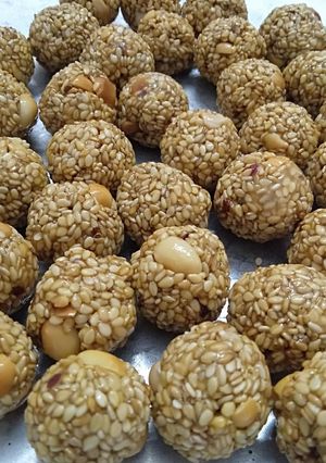 A picture of Till ladoo.