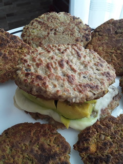 Una foto de Hamburguesas de Lentejas😜 y Zanahoria😛🥕🥑🧀🍔🍔