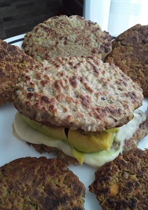 Una foto de Hamburguesas de Lentejas😜 y Zanahoria😛🥕🥑🧀🍔🍔