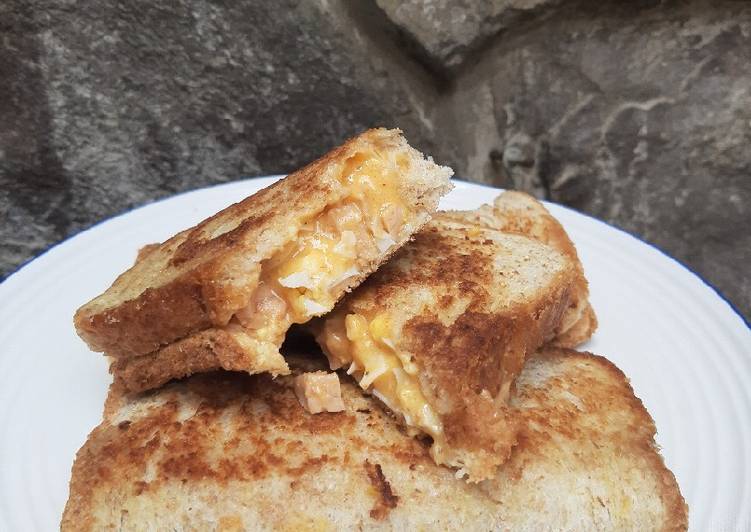 Roti Bakar Isi Telur Mayones