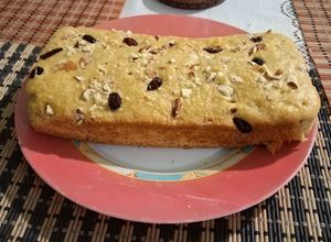 Una foto de Torta de banano con almendras y arándanos