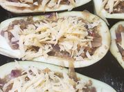 Una foto de zapallitos rellenos atún