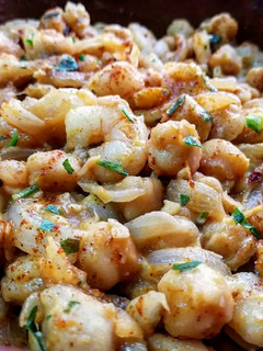 Una foto de Garbanzos y gambas con paprika