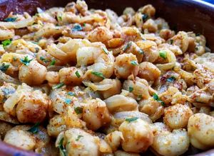 Foto principal de Garbanzos y gambas con paprika