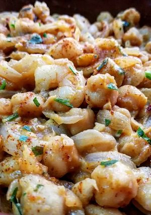 Una foto de Garbanzos y gambas con paprika
