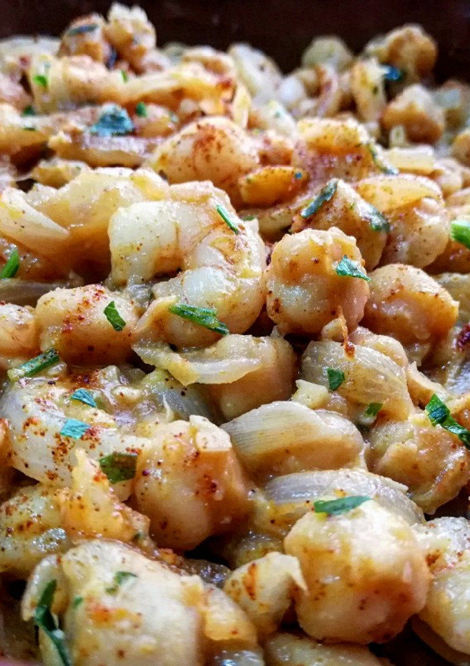 Una foto de Garbanzos y gambas con paprika