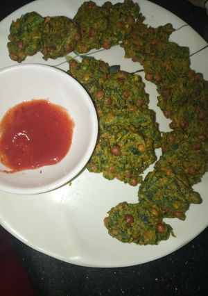 पालक चने के पकौड़े (Palak chane ke pakode recipe in Hindi) रेसिपी मुख्य फोटो