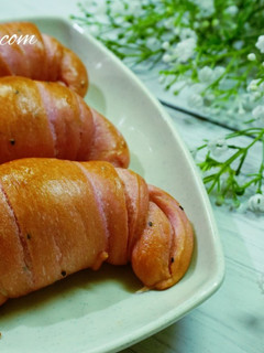 Hình của món Bánh sừng trâu/con cua từ thanh long.