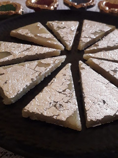 काजू कतली (kaju katli recipe in Hindi) रेसिपी मुख्य फोटो