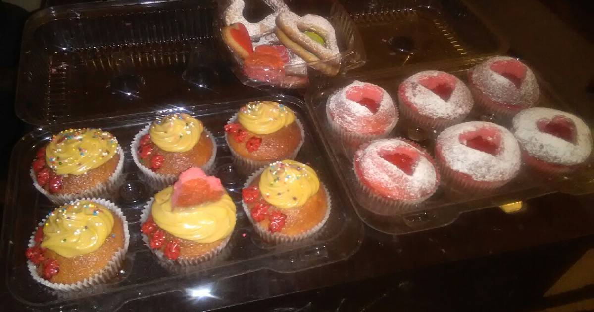 Cupcakes con ButterCream y galletas decoradas Receta de stephanye- Cookpad