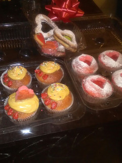 Una foto de Cupcakes con ButterCream y galletas decoradas