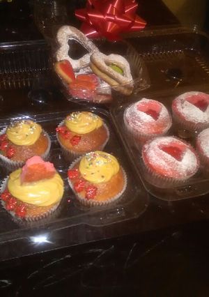 Una foto de Cupcakes con ButterCream y galletas decoradas