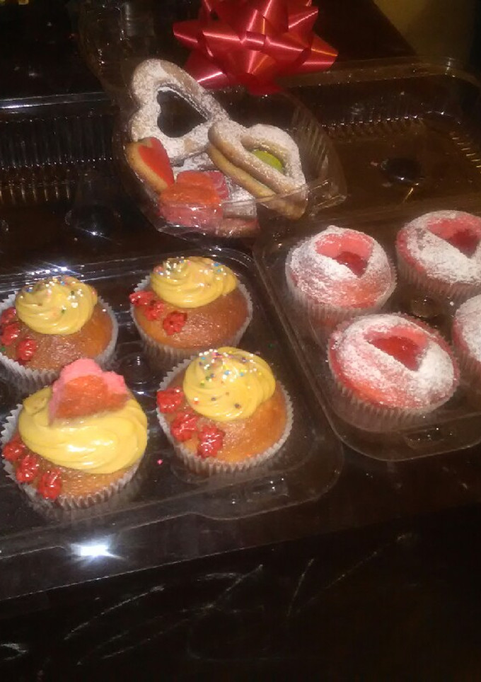 Una foto de Cupcakes con ButterCream y galletas decoradas