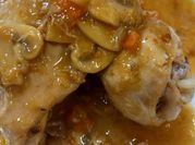 Una foto de cuartos de pollo en olla rápida