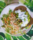 Bánh mì đen ăn kèm bơ, sữa chua và salad rau mầm giá đỗ