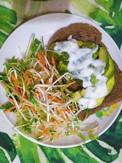 Hình của món Bánh mì đen ăn kèm bơ, sữa chua và salad rau mầm giá đỗ.