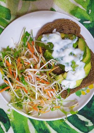 Hình của món Bánh mì đen ăn kèm bơ, sữa chua và salad rau mầm giá đỗ.