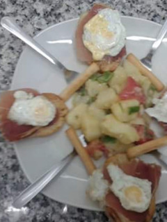 Una foto de Tostas con jamón y huevos de codorniz