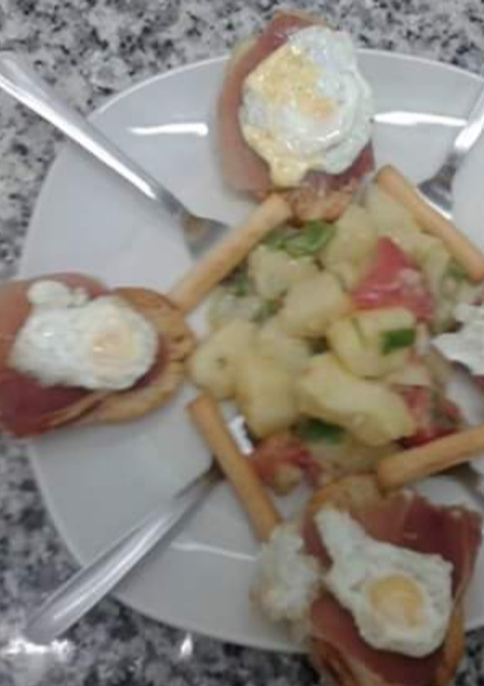 Una foto de Tostas con jamón y huevos de codorniz