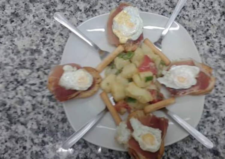 Tostas con jamón y huevos de codorniz