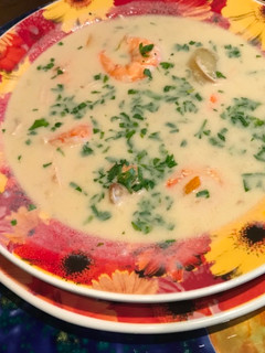 Una foto de Sopa de maní con cola de langostinos
