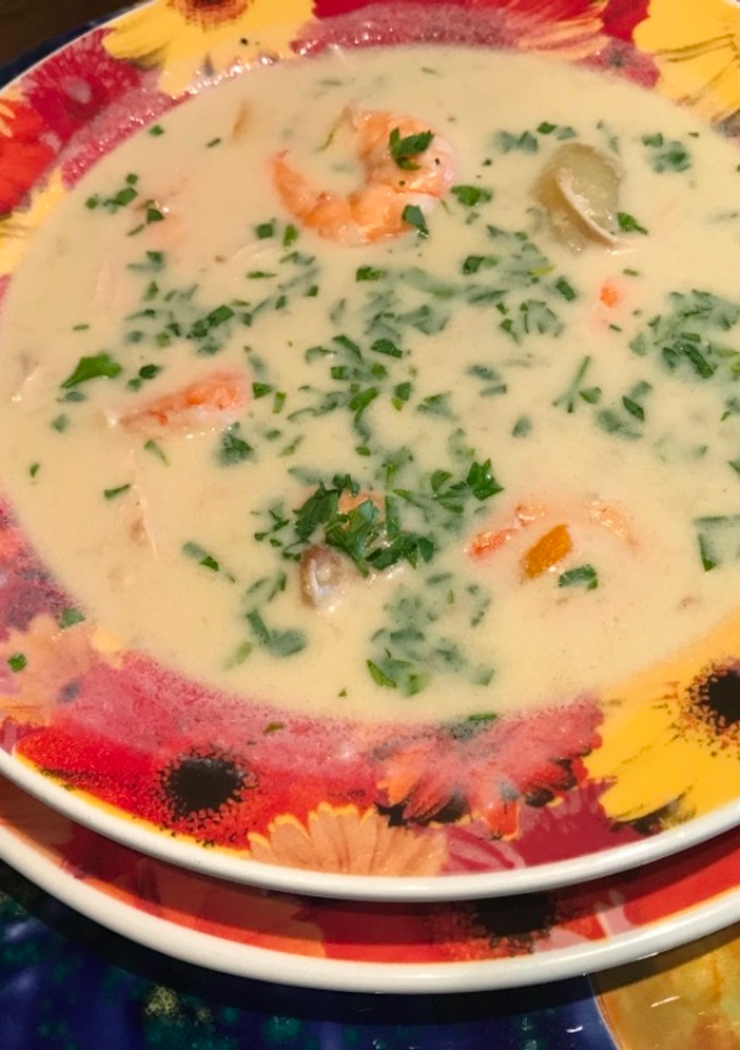 Una foto de Sopa de maní con cola de langostinos