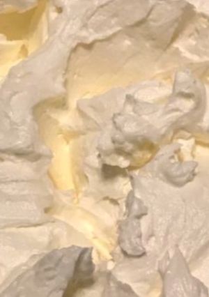 A picture of Fluffy powdered sugar cake icing.