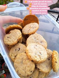 Una foto de Galletitas integrales con chips de chocolate y almendras VEGAN