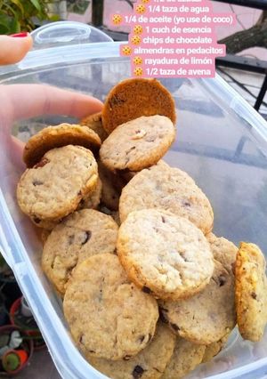 Una foto de Galletitas integrales con chips de chocolate y almendras VEGAN