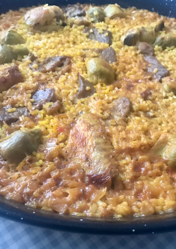 Una foto de Paella al horno, al estilo de Alicante (con sofrito de cebolla)