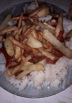 Una foto de Arroz con tuco y papas ❤