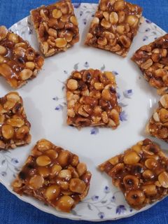 शेंगदाणा चिक्की (peanut chikki recipe in marathi) रेसिपी चे मुख्य फोटो 