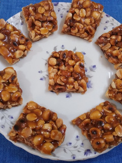 शेंगदाणा चिक्की (peanut chikki recipe in marathi) रेसिपी चे मुख्य फोटो