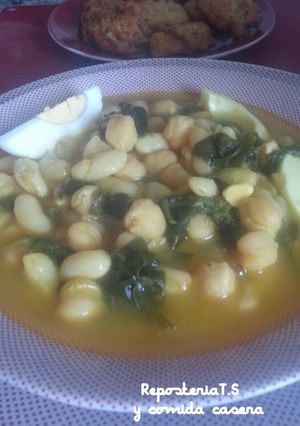 Una foto de Potaje de cuaresma con garbanzo y alubias